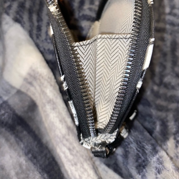 NWOT Music Lover Skull Print Wristlet - Picture 9 of 9